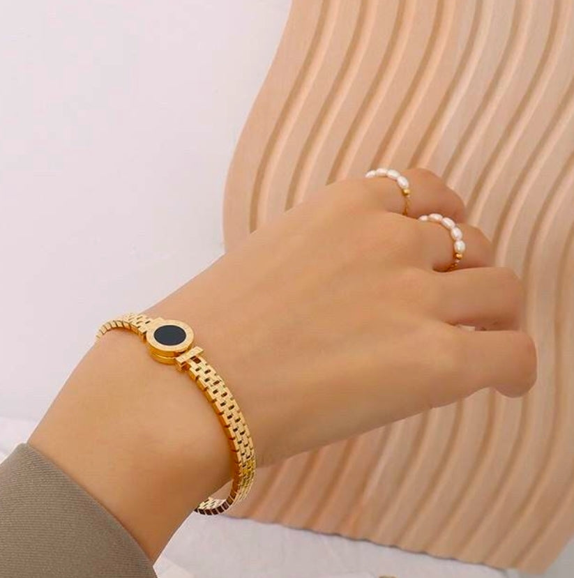 Vakkert armbånd i 18K double og titanum stål.