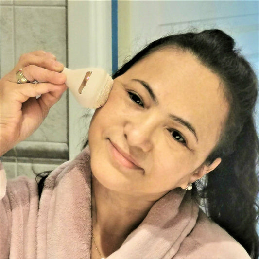 Hudrenseapparat. Renser og Masserer Huden. Øker Blodsirkulasjonen